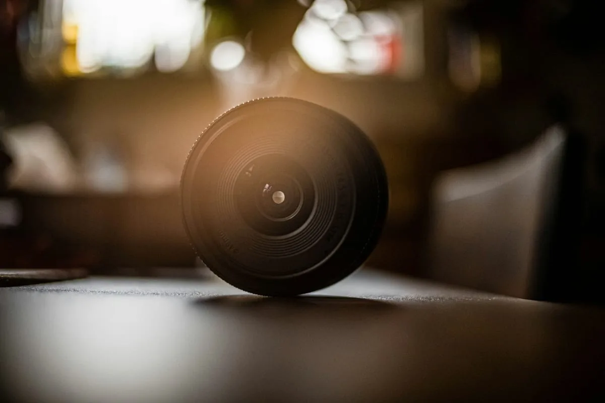 큰 센서와 밝은 렌즈가 만들어내는 자연스러운 보케(배경 흐림) 효과