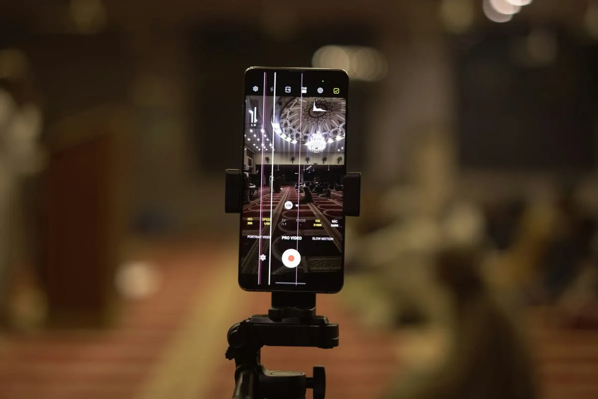 스마트폰 Pro 모드 화면 — ISO, 셔터스피드, 화이트밸런스 조절 슬라이더