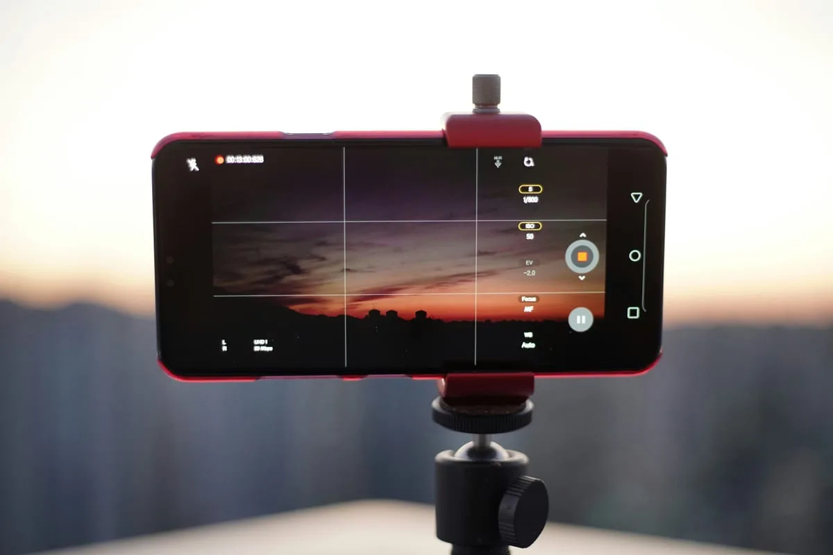 스마트폰 삼각대에 거치한 모습 — 야경 촬영 세팅