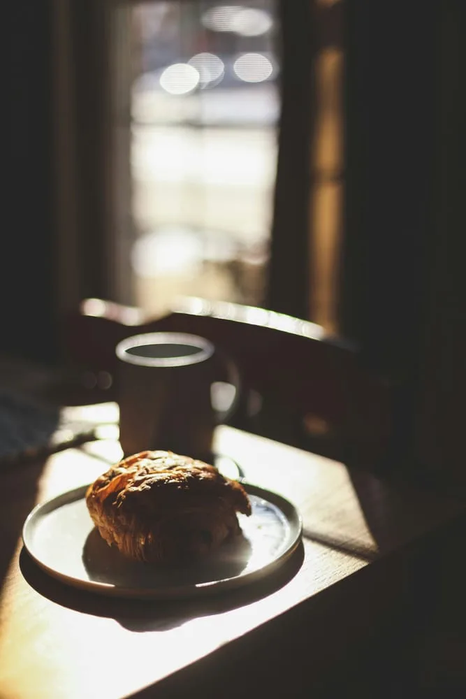 창가 자연광을 이용한 음식 사이드뷰 사진 — 부드러운 측면 자연광으로 촬영한 커피와 케이크