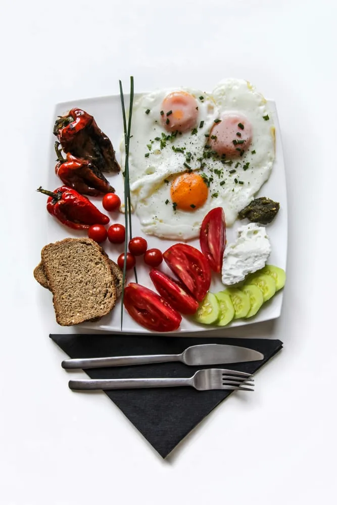 음식 탑뷰 플랫레이 사진 — 파스타와 소품 배치 예시