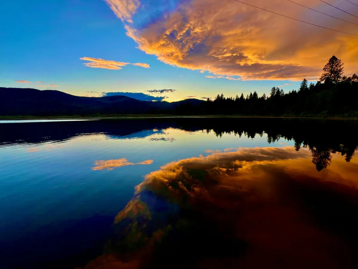 골든아워 풍경 사진 — 일몰 직후 따뜻한 빛과 호수 반영