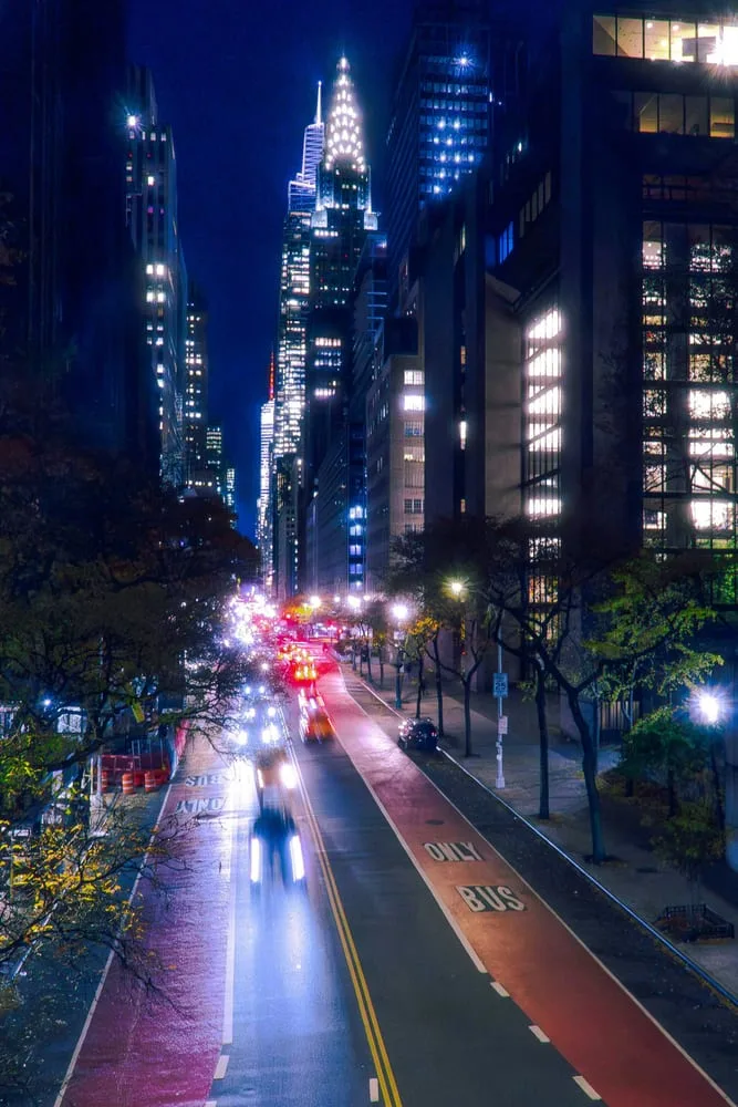 장노출 야경 사진 — 30초 노출로 차 불빛 궤적이 빛줄기로 표현된 도심 야경